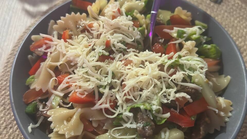 Не гречкой единой живы. 197 рублей и 488 ккал на порцию ужина. Рецепт питательного салата "Фарафалле" с говядиной, сыром и овощами