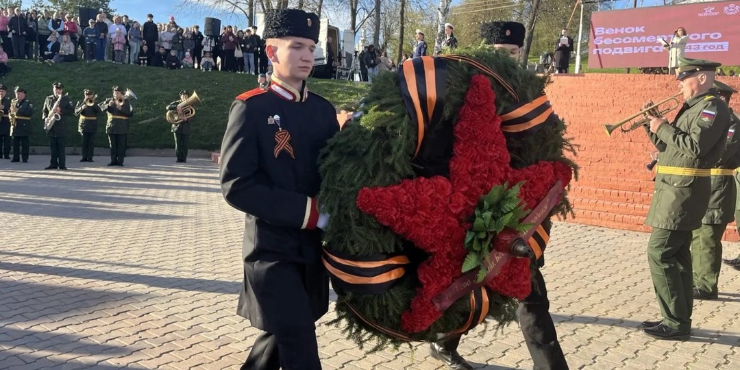 Костромичи спустили на воду Волги венки Победы
