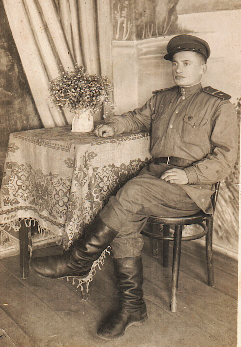    На обратной стороне этой фотокарточки написано: «Память Победоносного 1945 г., 20 октября. Западная Украина, Ровненская область. м. Домбровица. Кравченко»