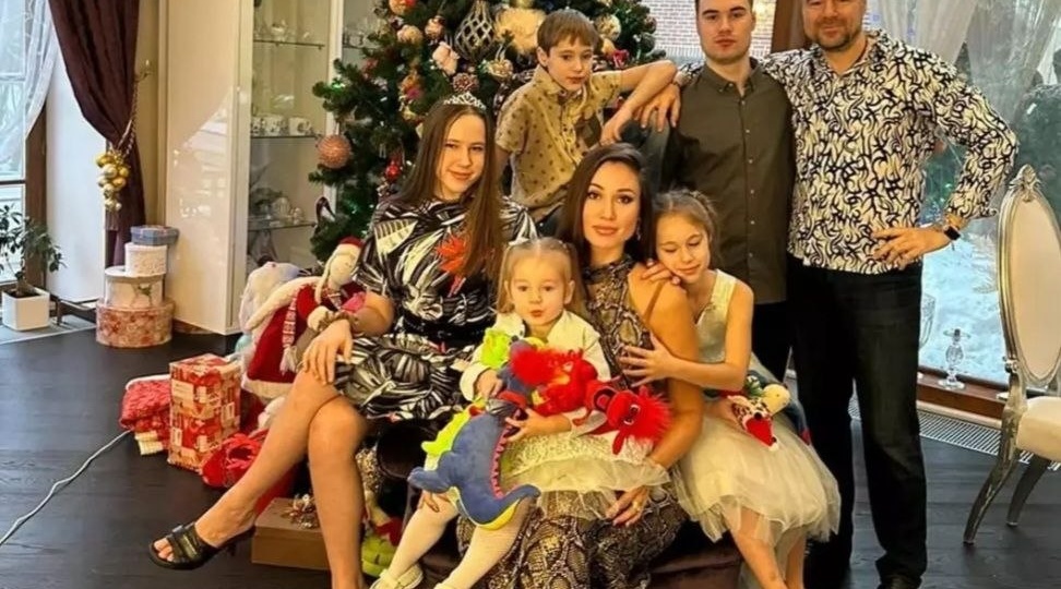 Елена Товстик прокомментировала свой запрет на вылет сына за границу