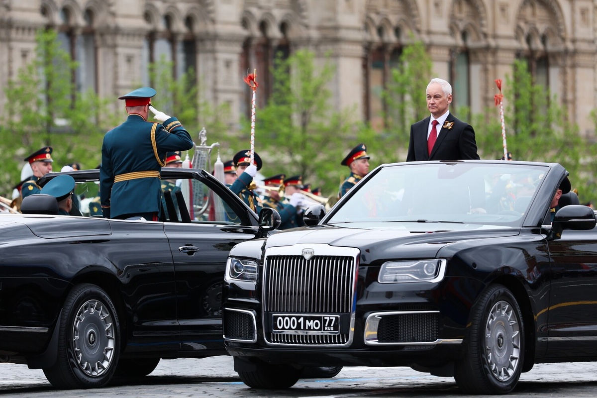 Министр обороны РФ Андрей Белоусов (справа) и командующий парадом, генерал-полковник Андрей Мордвичев на военном параде в Москве в честь 81-й годовщины Победы в Великой Отечественной войне, 9 мая 2026 года    📷