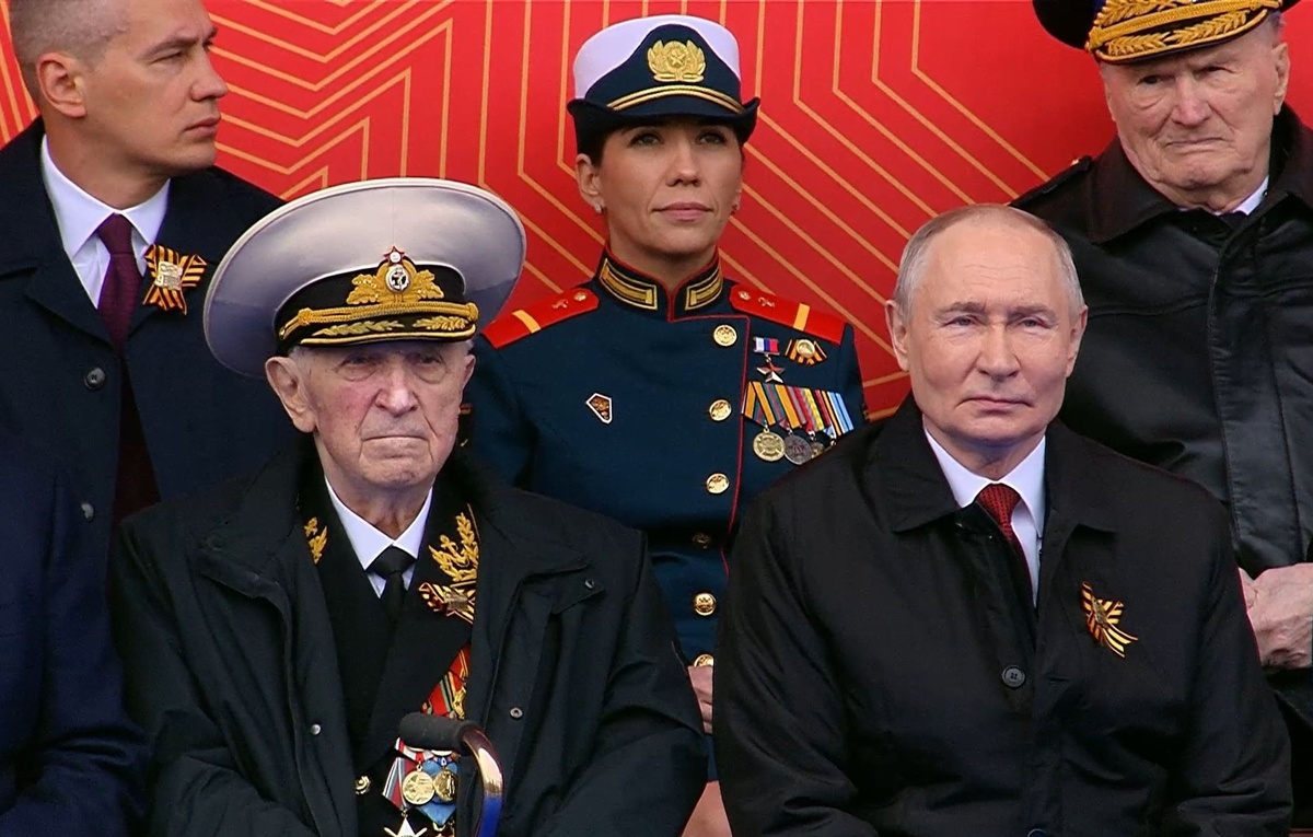    Людмила Болилая (в центре) и президент РФ Владимир Путин  Ruptly