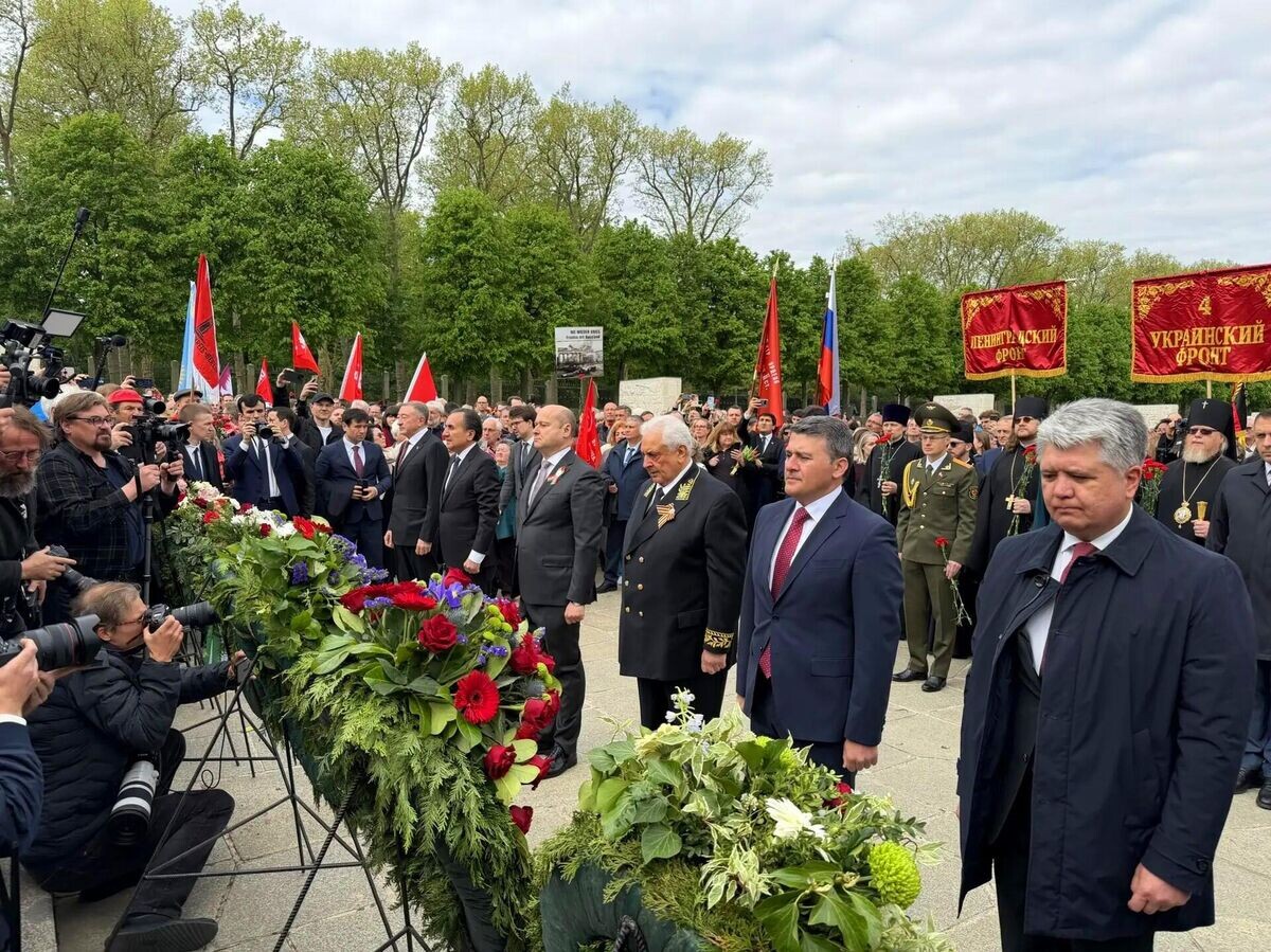    Посол РФ в ФРГ на церемонии возложения венков к советскому воинскому мемориалу в Трептов-парке в Берлине | © РИА Новости