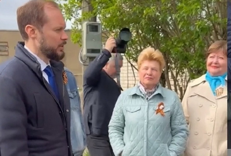    Глава региона встретился с жильцами во дворе дома. Фото: скрин видео из канала Виталия Королева