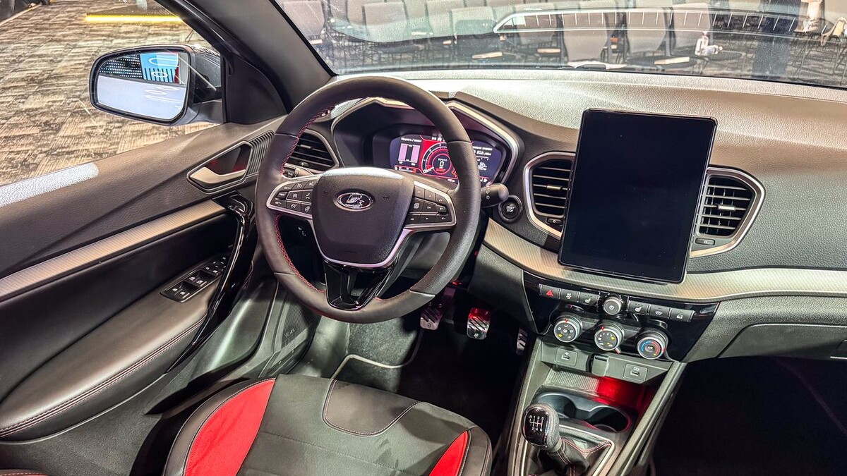    Интерьер LADA Vesta Sport SW. Фото Иван Бахарев / «Автоновости дня»