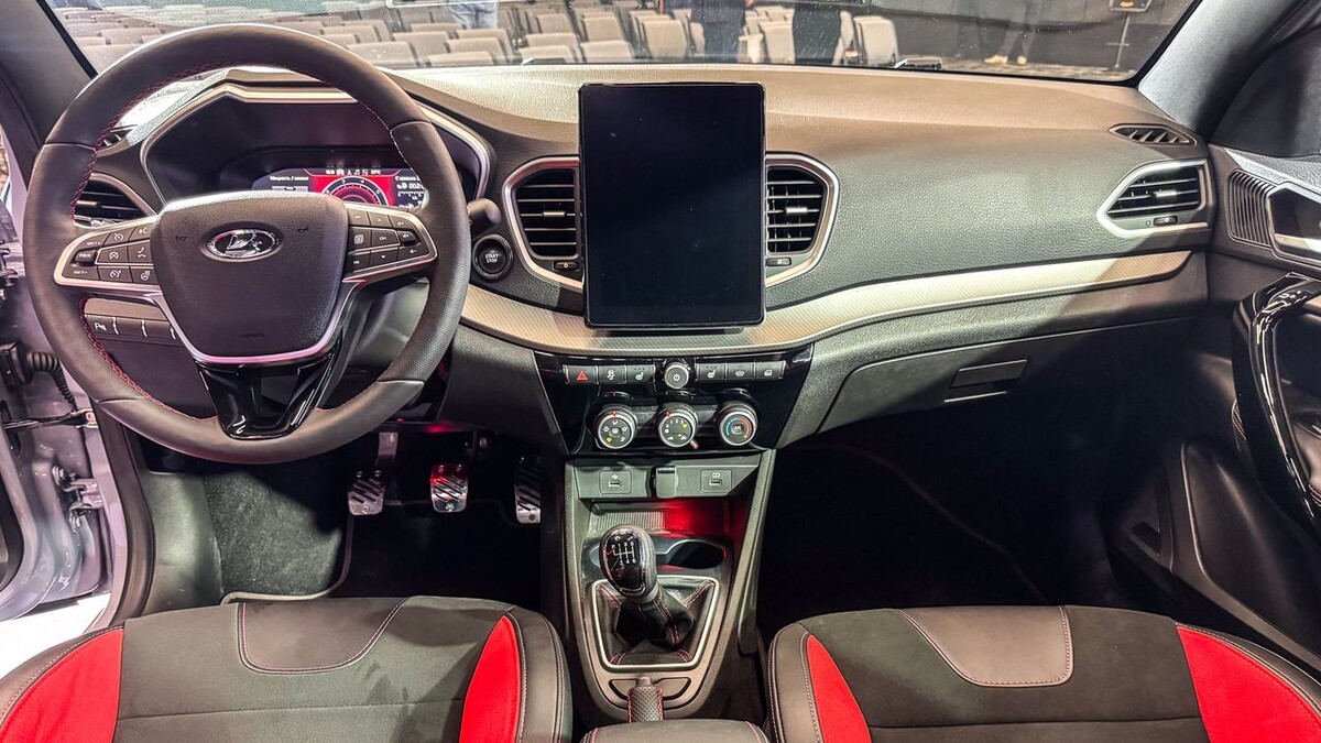    Интерьер LADA Vesta Sport SW. Фото Иван Бахарев / «Автоновости дня»