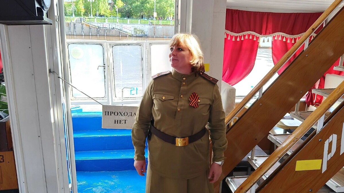    Пассажиров встречает девушка в парадной гимнастерке   gorod55.ru