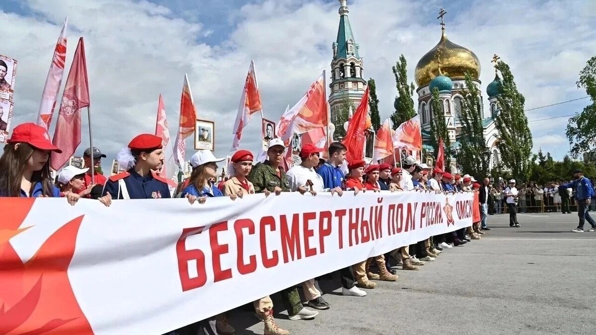    Участники пронесли портреты героев по центру Омска   Управление пресс-службы Губернатора и Правительства Омской области