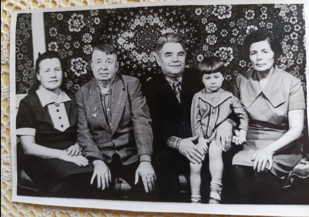 Бабушка Настя, дедушка Саша, дедушка Ефим, я, бабушка Нина.