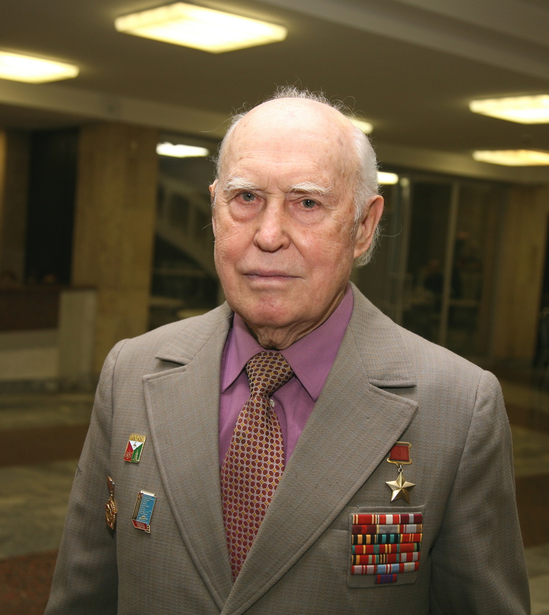 
Ахтямов Сабир Ахтямович – ветеран Великой Отечественной войны
(1941-1945гг.), Герой Советского Союза.
2005 год, г. Казань, автор неизвестен. Оп. 10 ед.уч.2019