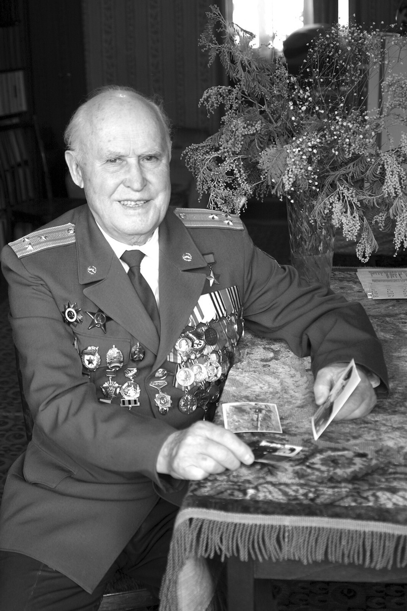 
Ахтямов Сабир Ахтямович – ветеран Великой Отечественной войны
(1941-1945гг.), Герой Советского Союза.
2009 год, г. Казань, автор неизвестен. Оп. 10 ед.уч. 7465