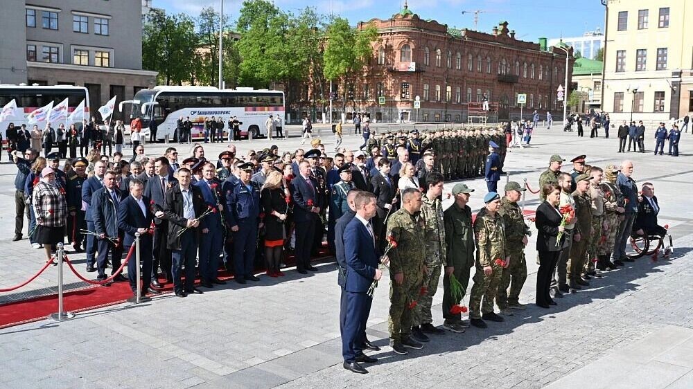    Возложения цветов к памятнику генералу Минигали Шаймуратову   glavarb.ru