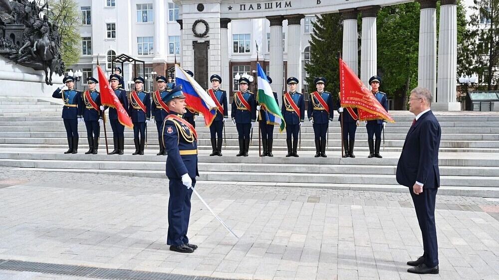    Возложения цветов к памятнику генералу Минигали Шаймуратову   glavarb.ru