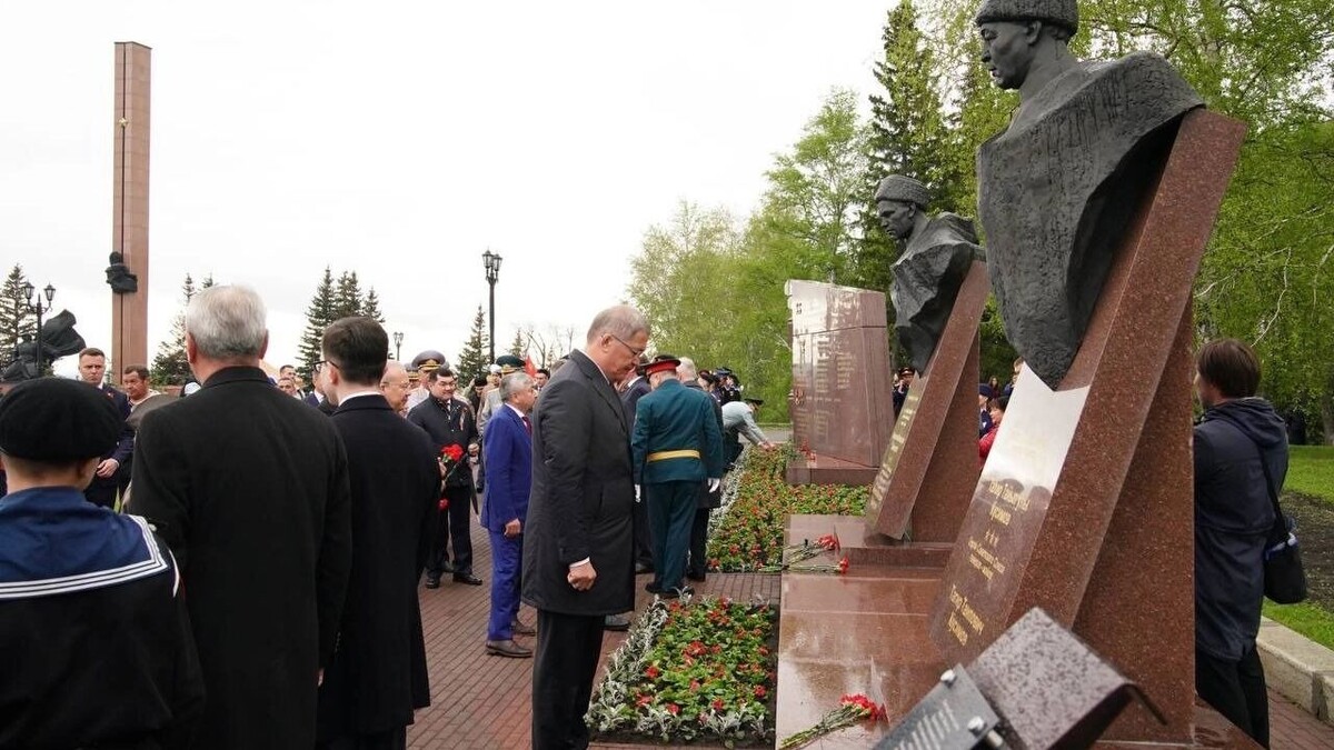    Глава РБ Радий Хабиров возлагает цветы к памятнику на 9 мая 1945 года   t.me/radiyhabirov