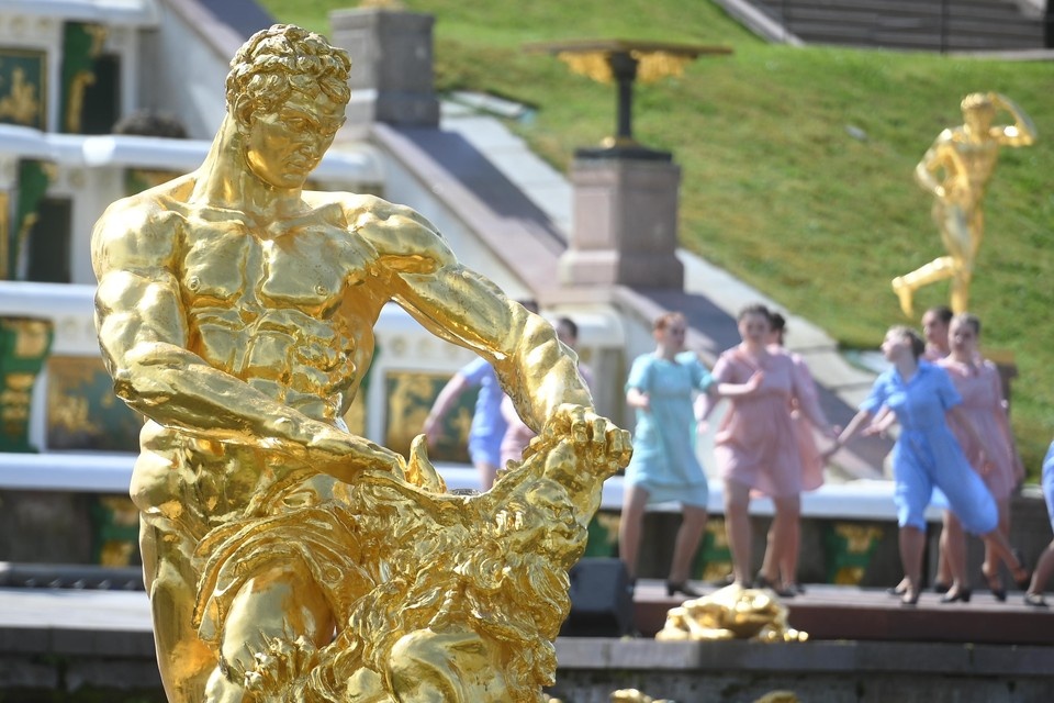    Скульптуру Самсона, вероятно, переплавили фашисты. Алексей БУЛАТОВ