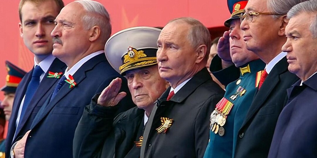 «Мы вместе! Победа всегда будет за нами»: Владимир Путин поздравил россиян с 9 Мая