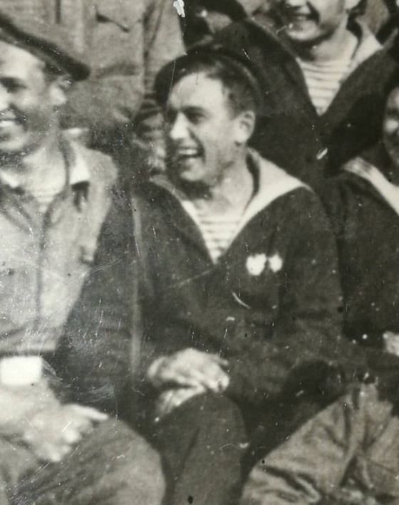 Мой дедушка Михаил Григорьевич после ранения в 1943 году, снова в рядах среди своих боевых друзей из 50-й отдельной бригады 