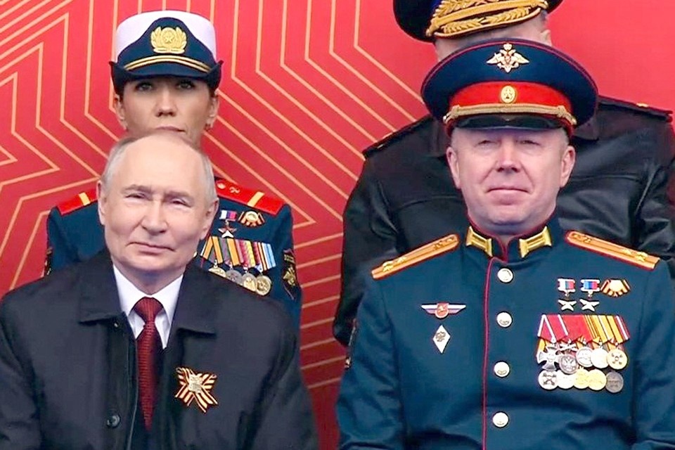    Рядом с президентом на параде в Москве сидели Герои России.