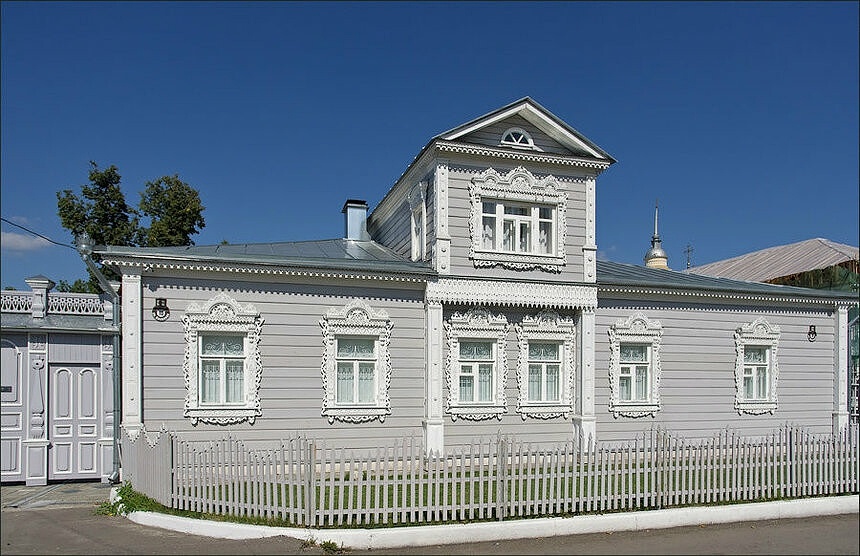 Музей органической культуры, Коломна, Московская область. Понятие «органическая культура» рождается в 1923 году. Его автором и ключевым деятелем стал Михаил Васильевич Матюшин — живописец, композитор, теоретик искусства и педагог. Коллекция музея включает работы художников русского авангарда начала XX века (М. Матюшин, Е. Гуро, В. Стерлигов, Т. Глебова, Б. Эндер, М. Эндер, Н. Вечтомов и другие), современных художников и российских фотографов XXI века. МОК состоит из группы художественных музеев, объединенных единой концепцией: музей искусств XX–XXI веков, музей российской фотографии, музей традиции. Это музей не громких имён, а идей. И именно поэтому он так важен
В 2019 году Музей Органической Культуры принял в дар от Юрия Владимировича Линника и Наталии Владимировны Линник собрание работ русских художников-космистов группы «Амаравелла».