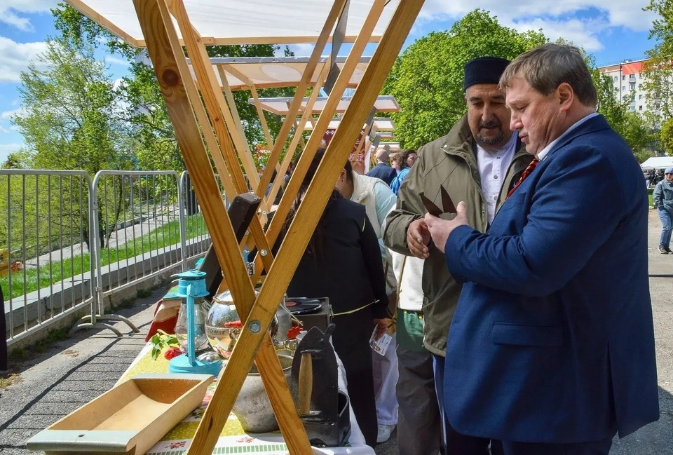    Глава Ульяновска Александр Болдакин заглянул в тыловой дворик | ФОТО: канал в МАХ Александра Болдакина