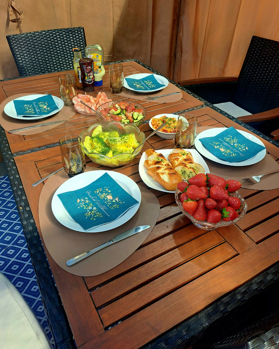 Мясо, рыба и колбаски ещё готовятся.