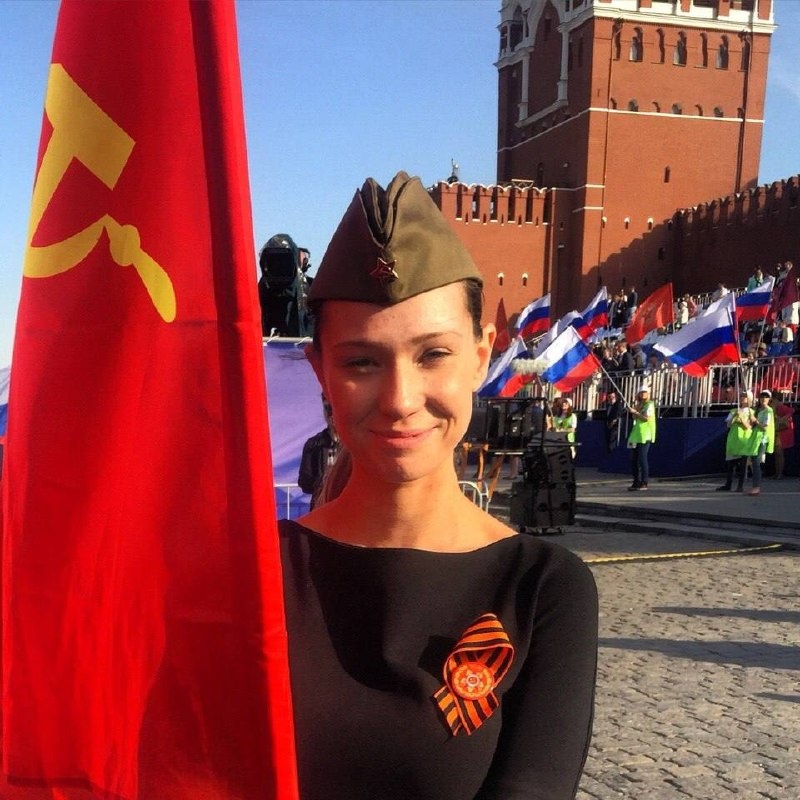 На фото я на Красной площади со знаменем Победы. После Бессмертного полка. Москва, 09.05.2015