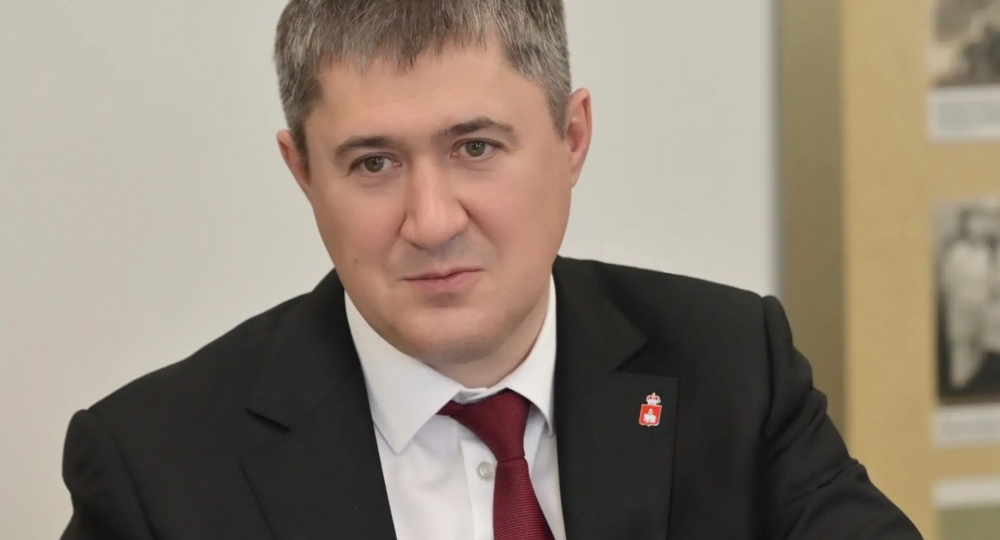 Дмитрий Махонин поздравил прикамцев с 81-й годовщиной Победы и вручил награды героям наших дней