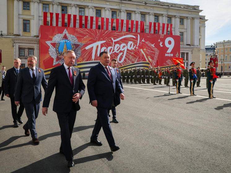    Они объехали строй и поздравили военных с праздником. Фото: пресс-служба Смольного
