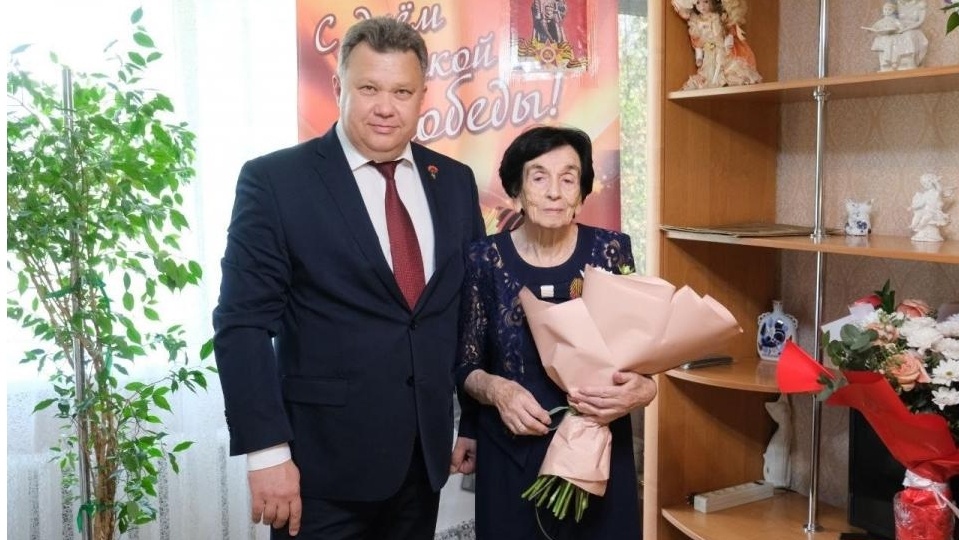 Глава Астрахани поздравил с Днем Победы жительницу блокадного Ленинграда