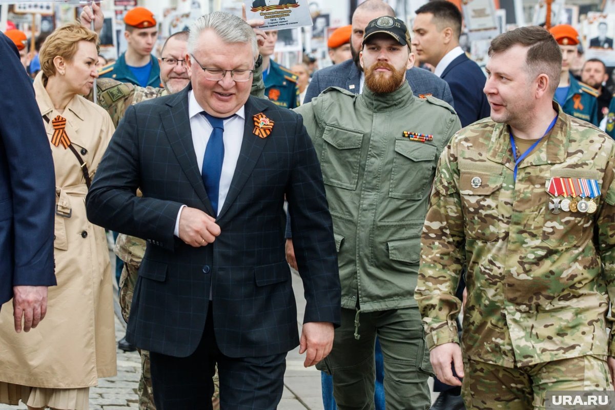    Сергей Никонов в этом году впервые принял участие в «Бессмертном полку» в статусе замгубернатора-руководителя аппарата губернатора. Вместе с замглавы департамента молодежной политики Василием Берсеневым - участником СВО