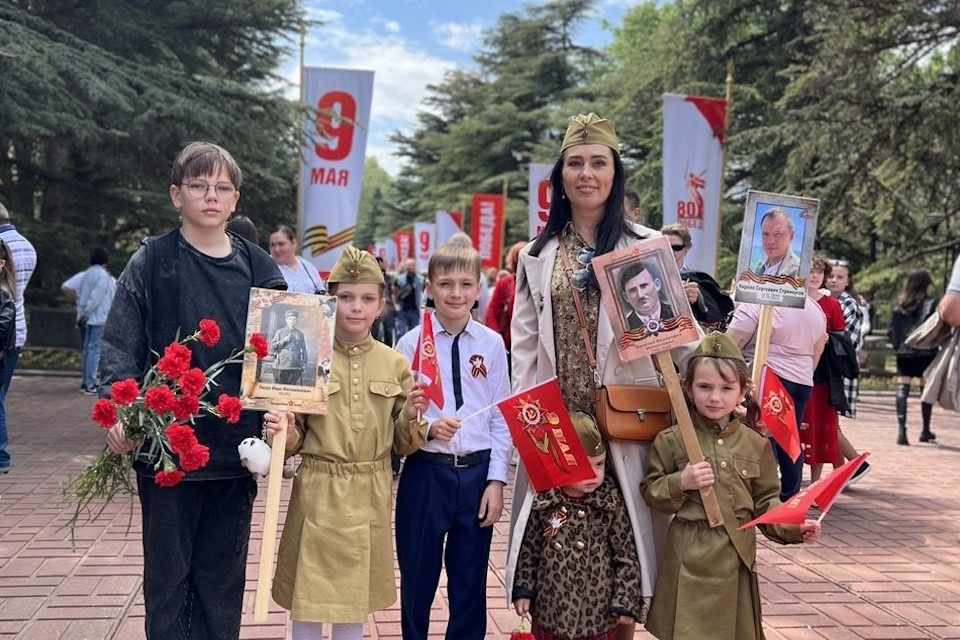    Оксана Стремоусова с детьми после шествия «Бессмертного полка» Фото: личный архив