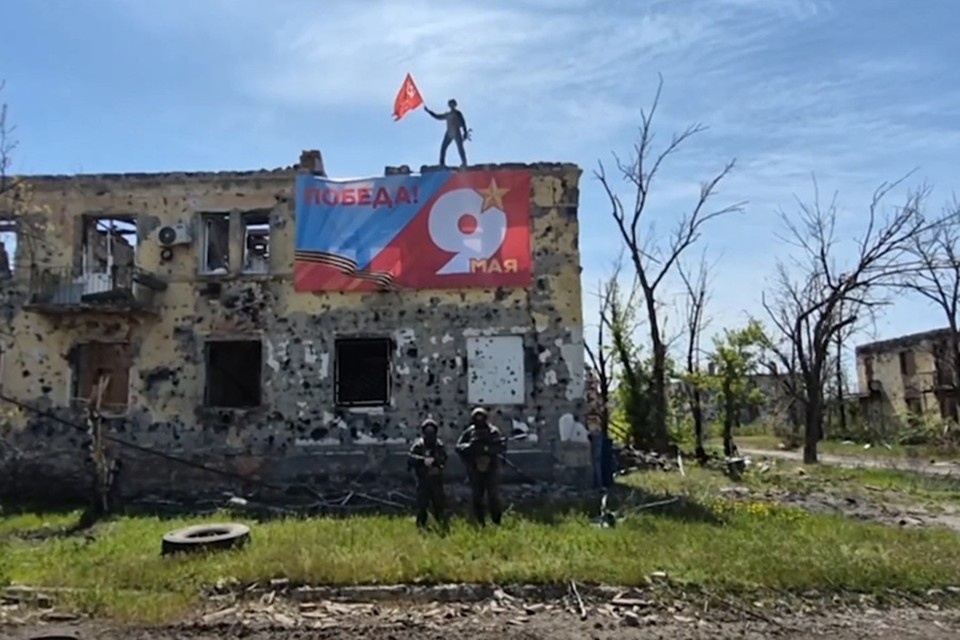    В освобожденном Северске в ДНР развернули Знамя Победы и поздравительный баннер. Фото: Минобороны России