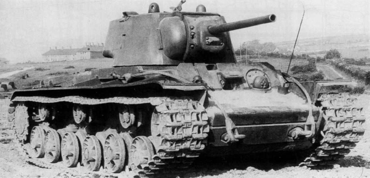 Советский тяжелый танк КВ-1 на проселочной дороге