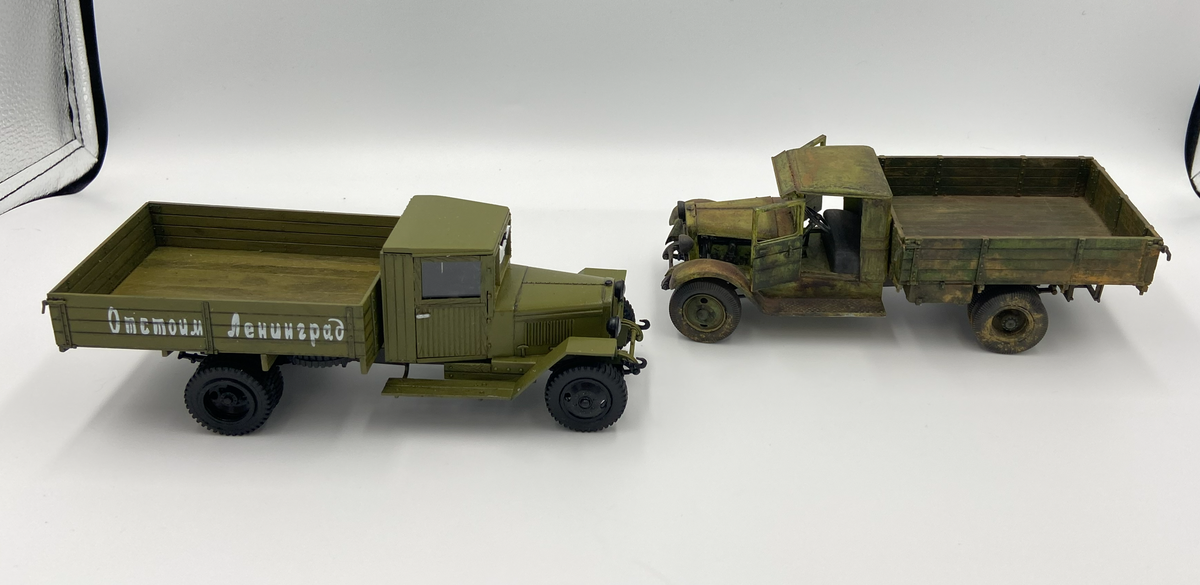 Стендовые модели советских среднетоннажных грузовиков ЗИС-5В (слева) и ЗИС-5 (справа). Масштаб: 1/35. Производитель: "Звезда" (слева) и "ARK Models" (справа). Фото из личного архива автора, © 2026 год