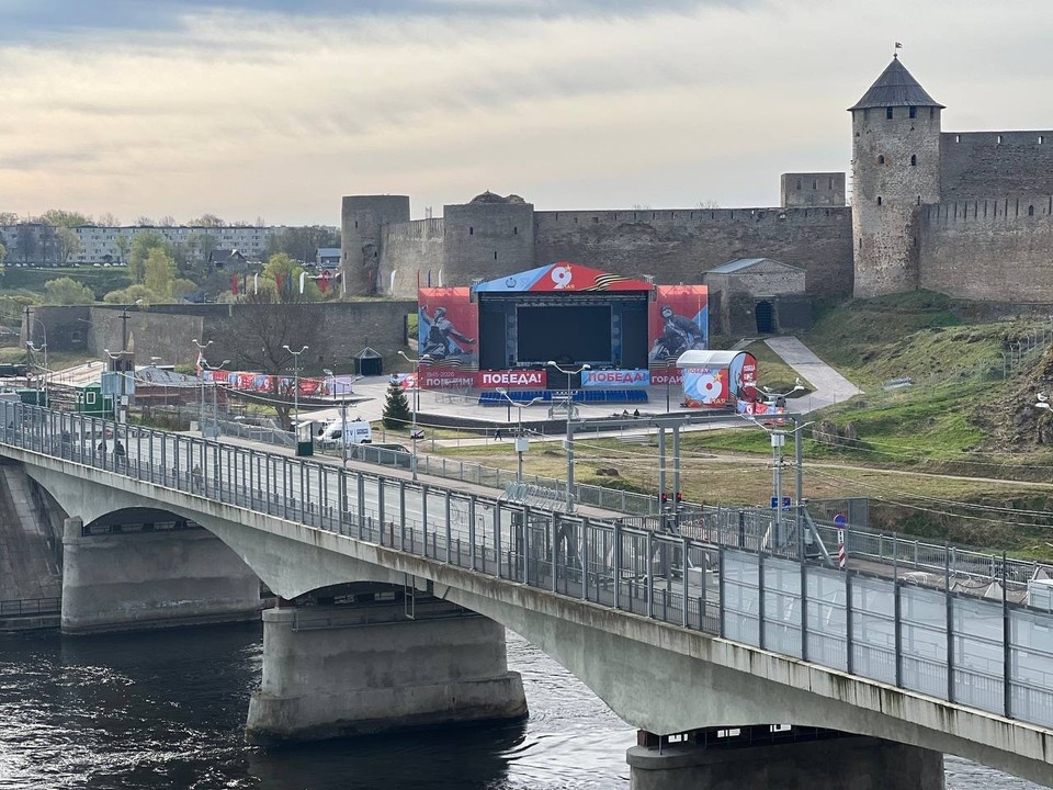    С берега Нарвы открывается отличный вид на сцену в Ивангороде. Фото: t.me/the_narvanews