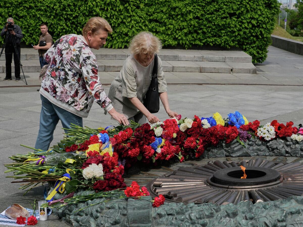    Люди несут цветы к памятнику Неизвестному солдату в Киеве | © AP Photo / Efrem Lukatsky