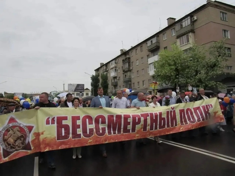    Глава региона также опубликовал фотографии прошлых лет, когда участвовал в акции «Бессмертный полк»