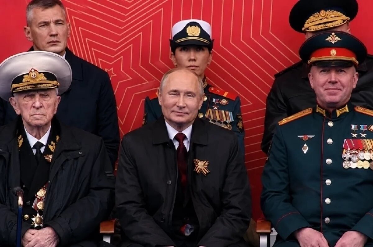    Неслучайные люди: кто сидел рядом с Путиным на параде 9 Мая