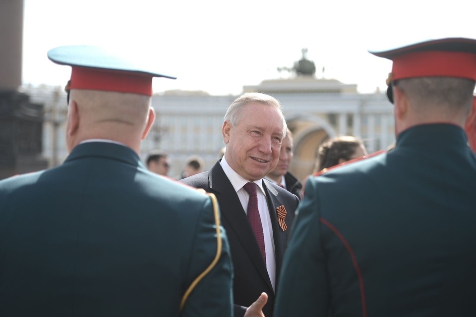    Губернатор Александр Беглов поздравил участников парада Победы. Алексей БУЛАТОВ