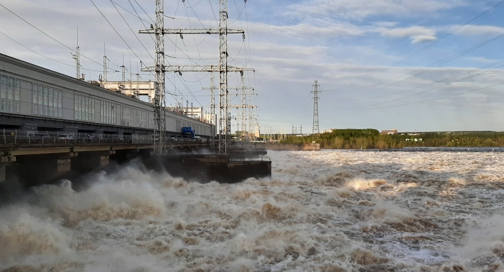 Вода пошла на рекорд: почему на Камской ГЭС открыли все 23 затвора плотины