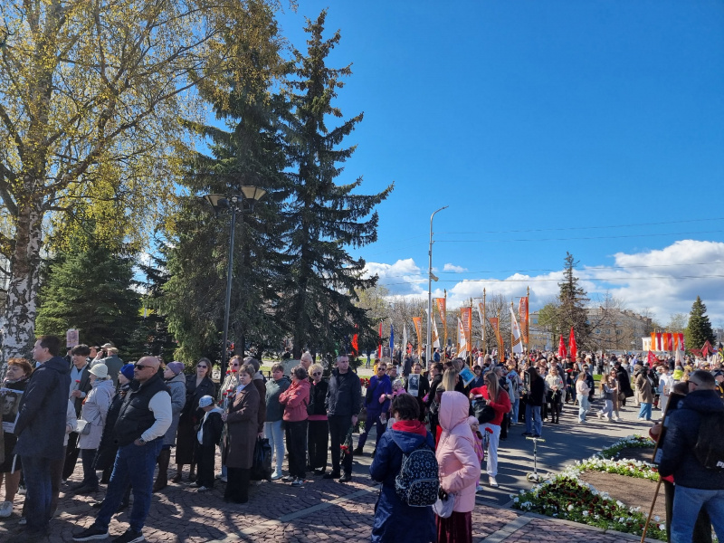    Вечный огонь в Петрозаводске утопает в гвоздикахИрина Яковлева / Фактор