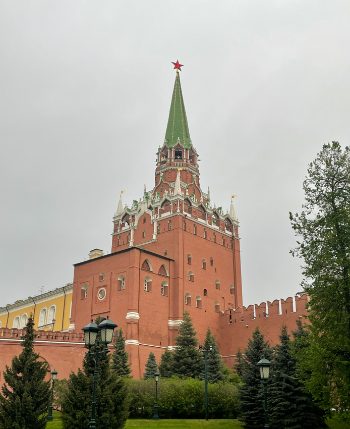 Москва. Вид на Троицкую башню Кремля из Александровского сада.