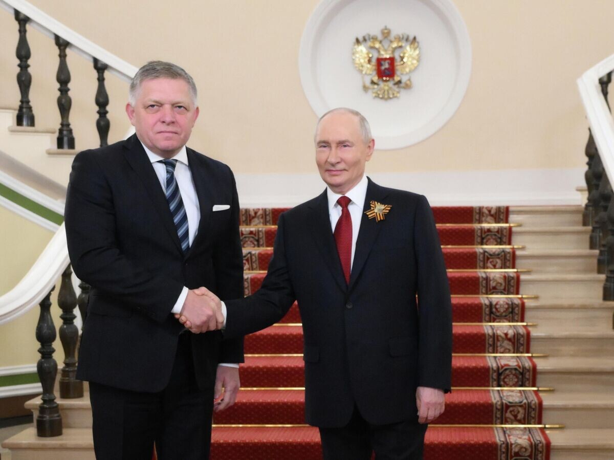    Президент России Владимир Путин встречает председателя правительства Словакии Роберта Фицо в Кремле в День Победы | © РИА Новости / Григорий Сысоев