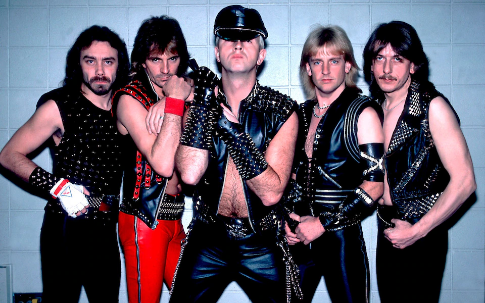 Группа Judas Priest за кулисами в 1984 году, слева направо: басист Иэн Хилл, гитарист Гленн Типтон, вокалист Роб Хэлфорд, гитарист К.К. Даунинг и барабанщик Дэйв Холланд. Фото: Пол Наткин/Getty