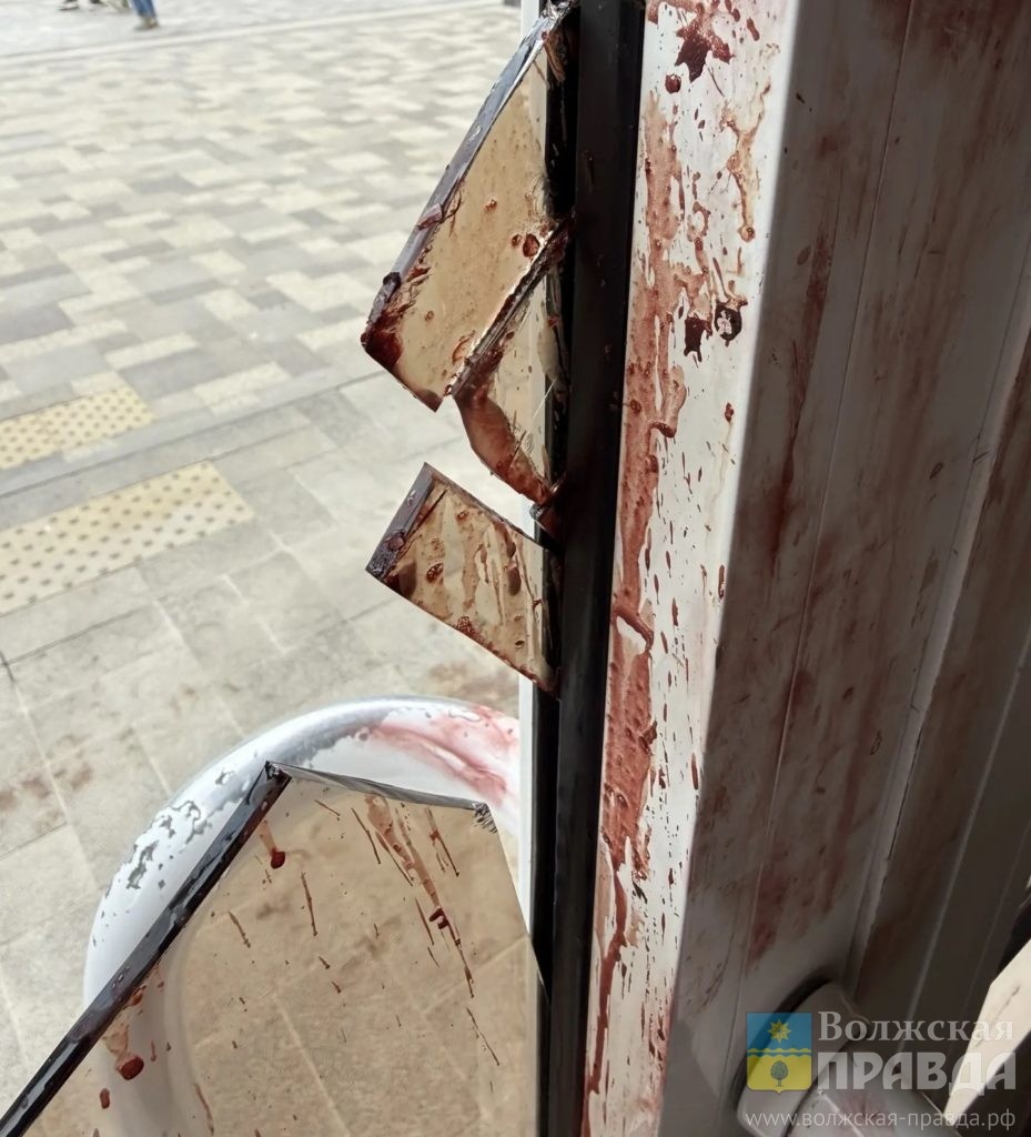     Кровавые отпечатки внутри: место нападения на «Волжскую правду» осмотрела полиция
