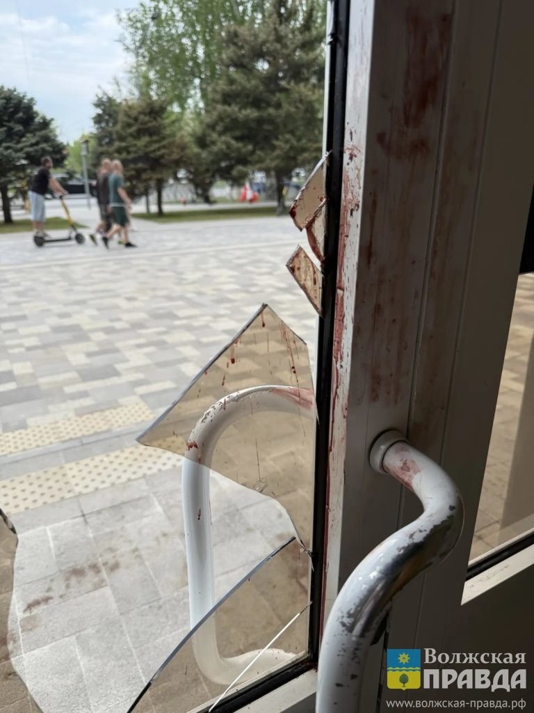     Кровавые отпечатки внутри: место нападения на «Волжскую правду» осмотрела полиция

