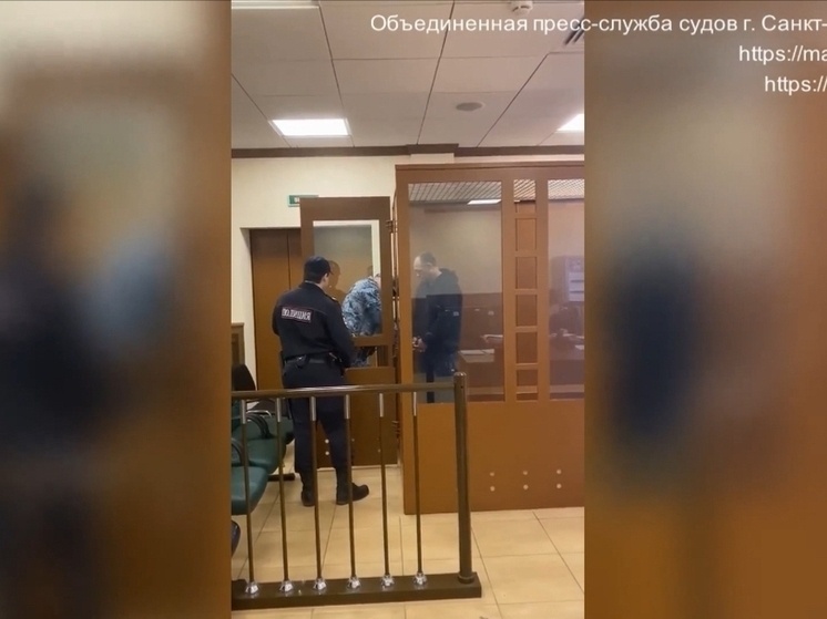     Официально они не расписаны, но она взяла его фамилию, потому что уверена в его чувствах. Фото: скриншот видео объединенной пресс-службы судов Петербурга