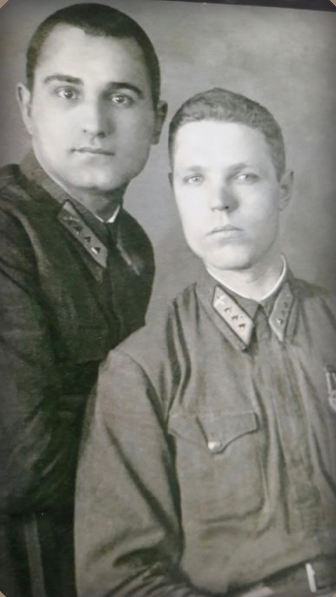 Справа мой дед Клянин Василий Павлович, капитан, офицер штаба. 