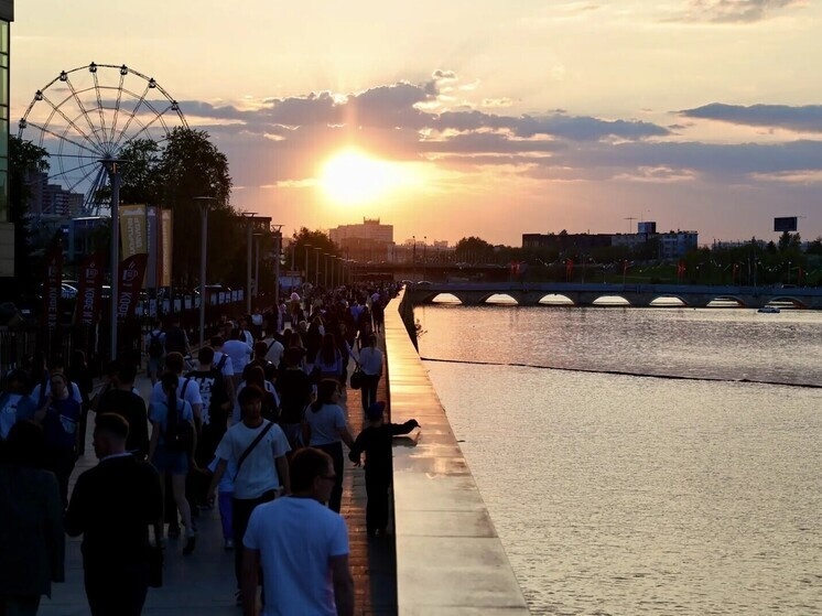     Все после салюта смогут уехать домой из центра города на общественном транспорте. Фото: Юлия Боровикова («Вечерний Челябинск»)