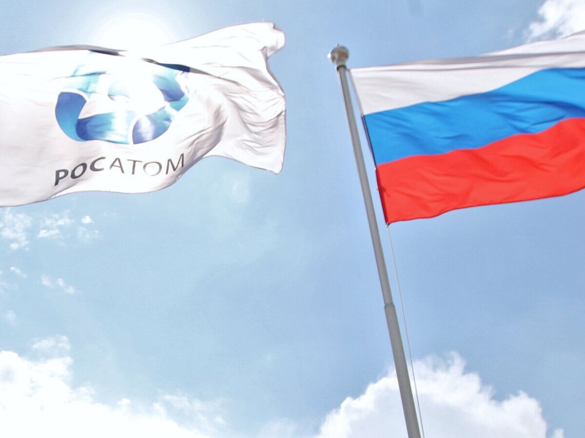    Флаги организации "Росатом" и России© РИА Новости . Максим Богодвид